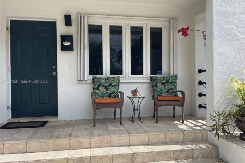 Villa ou maison à louer à West Miami, Floride: 4 chambres, 162.58 m2 № 1977340 - photo 1