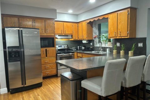 Villa ou maison à louer à West Miami, Floride: 4 chambres, 162.58 m2 № 1977340 - photo 8