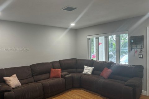 Villa ou maison à louer à West Miami, Floride: 4 chambres, 162.58 m2 № 1977340 - photo 4