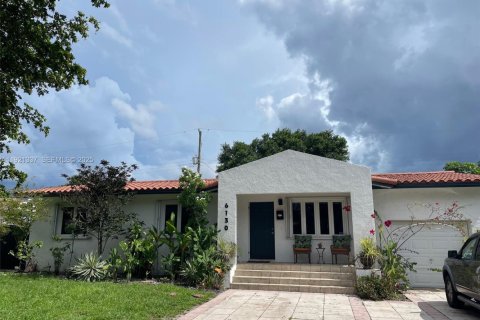 Villa ou maison à louer à West Miami, Floride: 4 chambres, 162.58 m2 № 1977340 - photo 2
