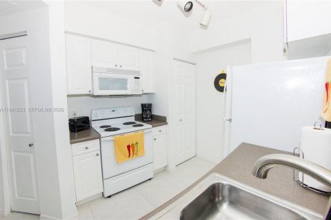 Condo in Sunny Isles Beach, Florida, 1 bedroom  № 2042968 - photo 18