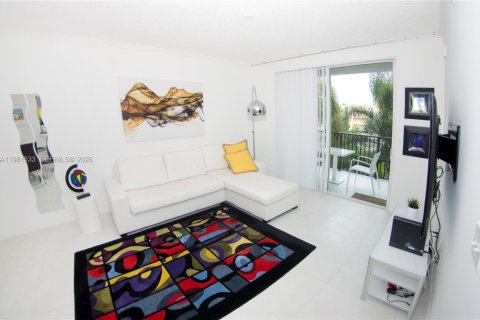 Condo in Sunny Isles Beach, Florida, 1 bedroom  № 2042968 - photo 10