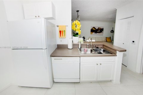 Condo in Sunny Isles Beach, Florida, 1 bedroom  № 2042968 - photo 20