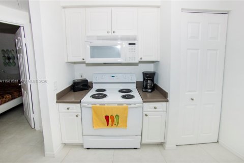 Condo in Sunny Isles Beach, Florida, 1 bedroom  № 2042968 - photo 19