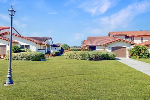 Townhouse in Haines City, Florida 2 bedrooms, 136.01 sq.m. № 2166739 - photo 2
