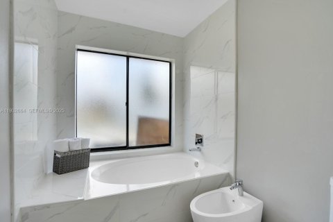 Villa ou maison à vendre à Miami, Floride: 4 chambres, 179.39 m2 № 1991580 - photo 16