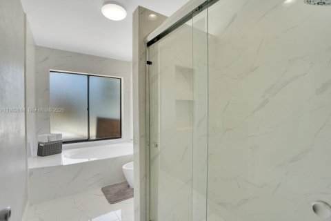 Villa ou maison à vendre à Miami, Floride: 4 chambres, 179.39 m2 № 1991580 - photo 15