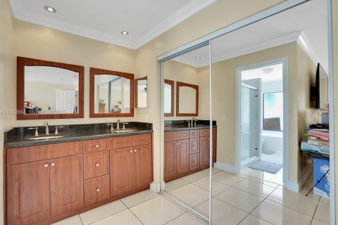 Villa ou maison à vendre à Miami, Floride: 4 chambres, 179.39 m2 № 1991580 - photo 14