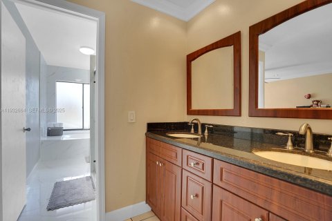 Villa ou maison à vendre à Miami, Floride: 4 chambres, 179.39 m2 № 1991580 - photo 17