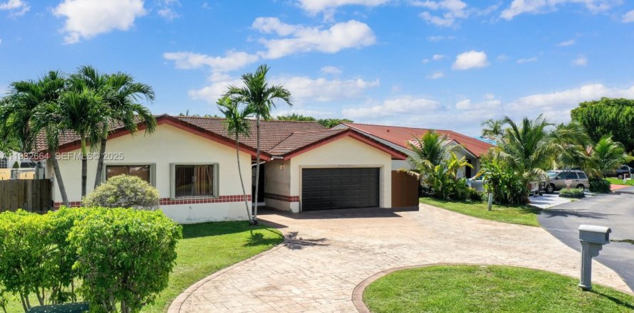 Villa ou maison à Miami, Floride 4 chambres, 179.39 m2 № 1991580