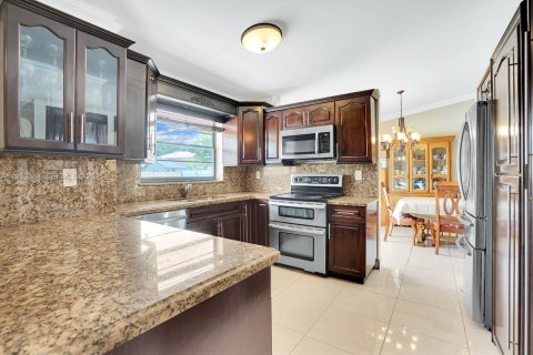 Villa ou maison à vendre à Miami, Floride: 4 chambres, 179.39 m2 № 1991580 - photo 10