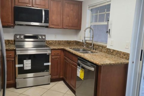 Touwnhouse à vendre à Brandon, Floride: 2 chambres, 129.69 m2 № 2149257 - photo 6