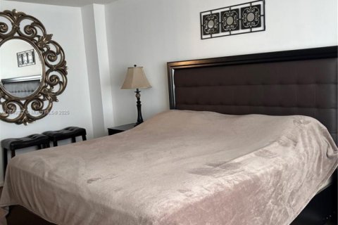 Condominio en alquiler en Hallandale Beach, Florida, 2 dormitorios, 158.86 m2 № 1850757 - foto 13