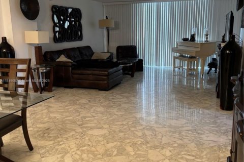 Condominio en alquiler en Hallandale Beach, Florida, 2 dormitorios, 158.86 m2 № 1850757 - foto 20