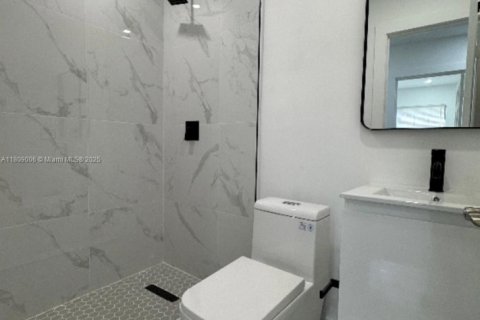 House in Miami, Florida 4 bedrooms, 136.66 sq.m. № 1749139 - photo 5