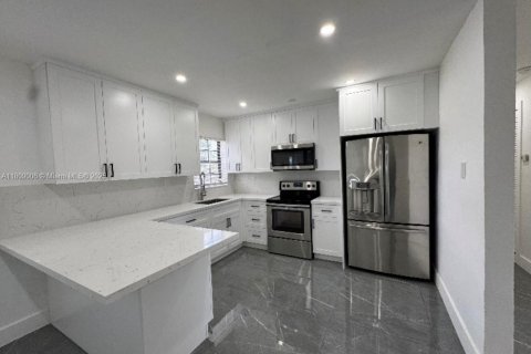 House in Miami, Florida 4 bedrooms, 136.66 sq.m. № 1749139 - photo 4