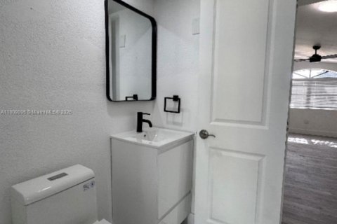 House in Miami, Florida 4 bedrooms, 136.66 sq.m. № 1749139 - photo 6
