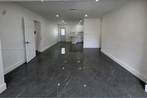 House in Miami, Florida 4 bedrooms, 136.66 sq.m. № 1749139 - photo 3