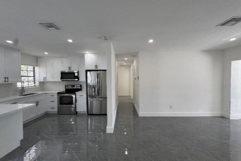 House in Miami, Florida 4 bedrooms, 136.66 sq.m. № 1749139 - photo 2