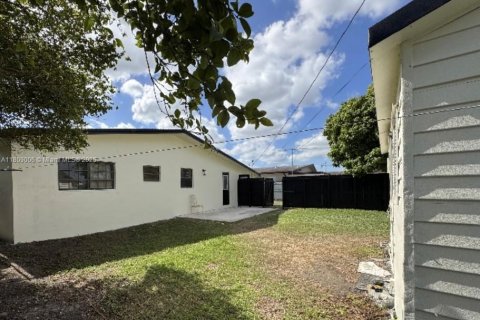 House in Miami, Florida 4 bedrooms, 136.66 sq.m. № 1749139 - photo 9