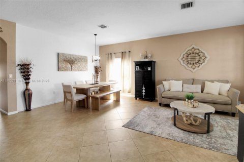 Villa ou maison à vendre à Miramar, Floride: 4 chambres, 174.47 m2 № 1955384 - photo 4