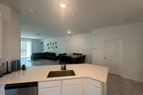 House in Davenport, Florida 4 bedrooms, 198.35 sq.m. № 1687864 - photo 15