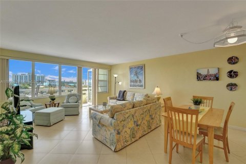 Condominio en venta en Hollywood, Florida, 1 dormitorio, 75.44 m2 № 2002397 - foto 5