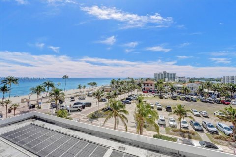 Condominio en venta en Hollywood, Florida, 1 dormitorio, 75.44 m2 № 2002397 - foto 23