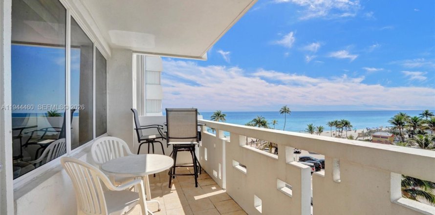 Condominio en Hollywood, Florida, 1 dormitorio  № 2002397