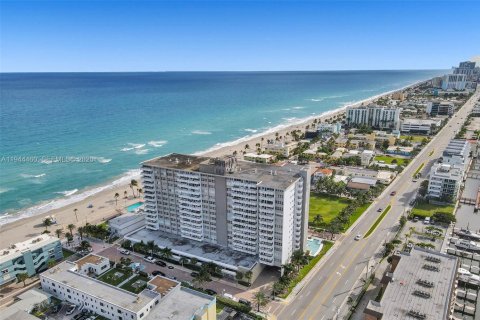 Condominio en venta en Hollywood, Florida, 1 dormitorio, 75.44 m2 № 2002397 - foto 2