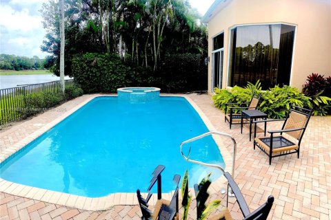 House in Palm Beach Gardens, Florida 3 bedrooms, 354.79 sq.m. № 1959089 - photo 12