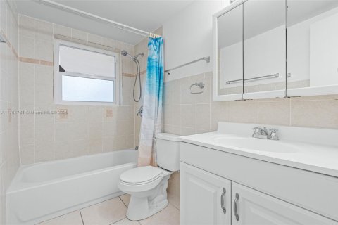 Condo in Miami, Florida, 1 bedroom  № 1587153 - photo 8