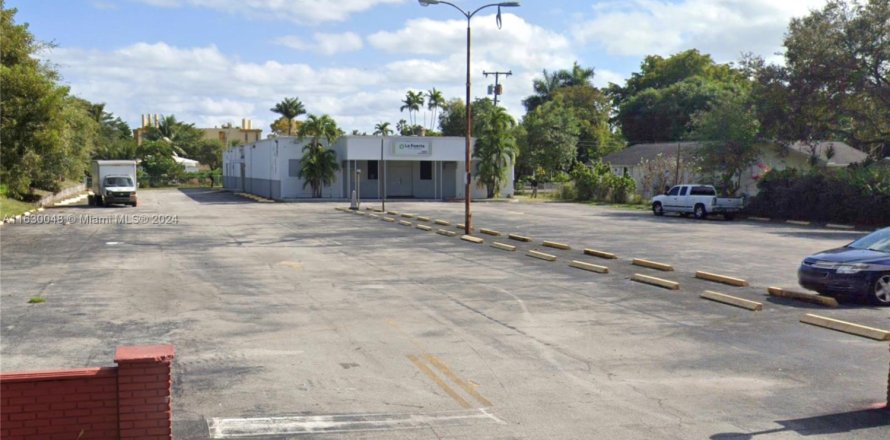 Commercial property in North Miami, Florida № 1935560