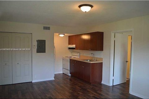 Condominio en alquiler en Lauderhill, Florida, 1 dormitorio, 55.74 m2 № 1975285 - foto 5