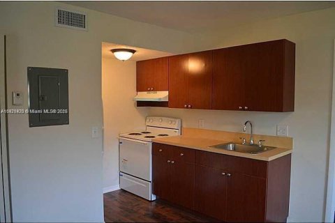 Condominio en alquiler en Lauderhill, Florida, 1 dormitorio, 55.74 m2 № 1975285 - foto 3