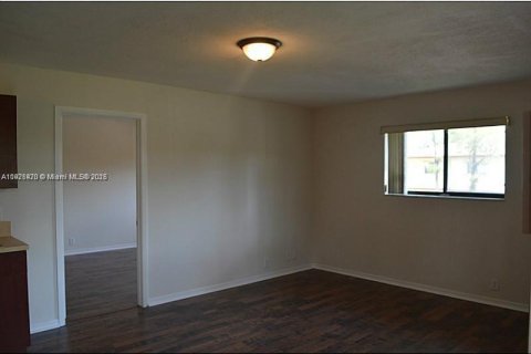 Condominio en alquiler en Lauderhill, Florida, 1 dormitorio, 55.74 m2 № 1975285 - foto 4