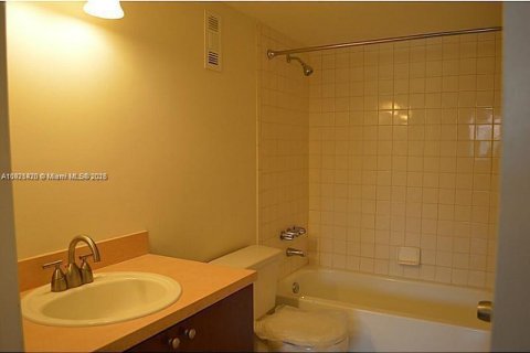 Condominio en alquiler en Lauderhill, Florida, 1 dormitorio, 55.74 m2 № 1975285 - foto 8