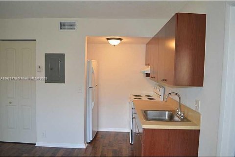 Condominio en alquiler en Lauderhill, Florida, 1 dormitorio, 55.74 m2 № 1975285 - foto 6