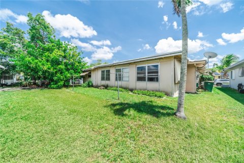 House in Tamarac, Florida 2 bedrooms, 146.69 sq.m. № 1849278 - photo 17