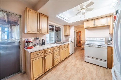 House in Tamarac, Florida 2 bedrooms, 146.69 sq.m. № 1849278 - photo 8