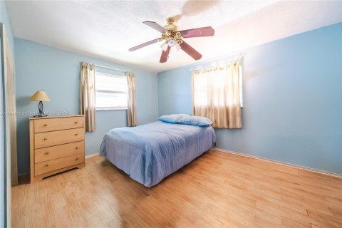 House in Tamarac, Florida 2 bedrooms, 146.69 sq.m. № 1849278 - photo 9