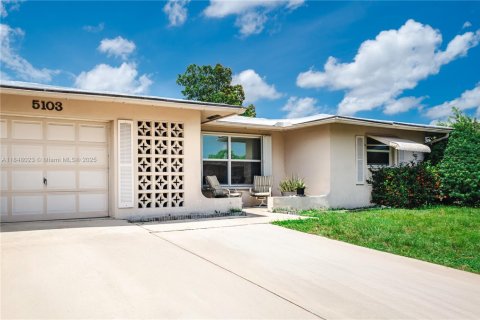 House in Tamarac, Florida 2 bedrooms, 146.69 sq.m. № 1849278 - photo 1
