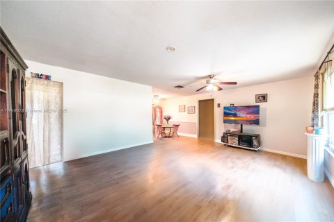 House in Tamarac, Florida 2 bedrooms, 146.69 sq.m. № 1849278 - photo 4