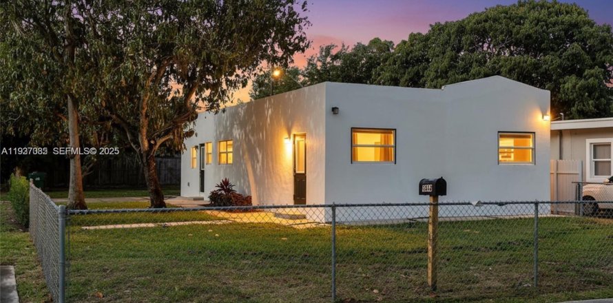 Studio in Opa-locka, Florida № 1994897