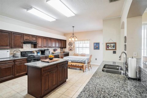 House in Valrico, Florida 6 bedrooms, 283.07 sq.m. № 1911232 - photo 5