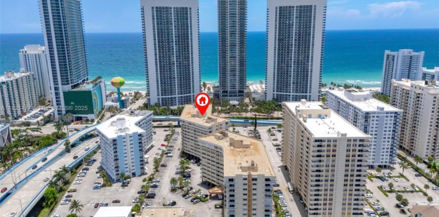 Condominio en Hallandale Beach, Florida, 1 dormitorio  № 1784088