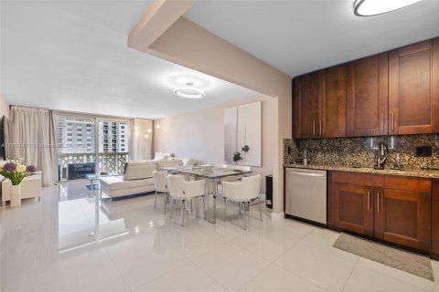 Condominio en venta en Hallandale Beach, Florida, 1 dormitorio, 72.46 m2 № 1784088 - foto 3
