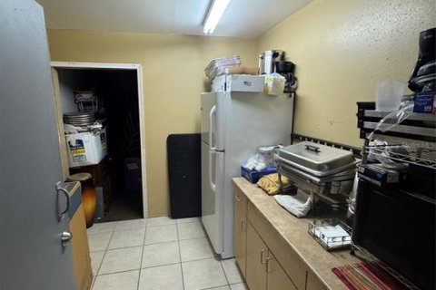 Propiedad comercial en alquiler en Orlando, Florida, 3271.09 m2 № 2219459 - foto 12