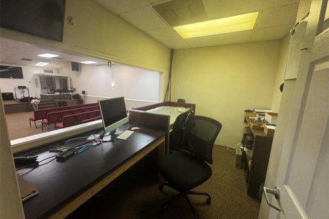 Propiedad comercial en alquiler en Orlando, Florida, 3271.09 m2 № 2219459 - foto 9