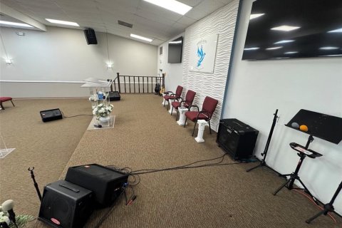 Propiedad comercial en alquiler en Orlando, Florida, 3271.09 m2 № 2219459 - foto 8